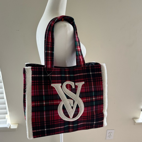NWT Victoria’s Secret - Tartan Plaid Christmas Tote with Sherpa Lining. - Picture 5 of 5